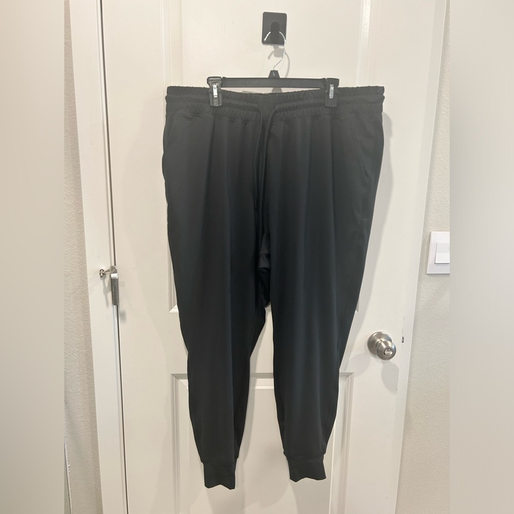 Fabletics joggers black, NWT